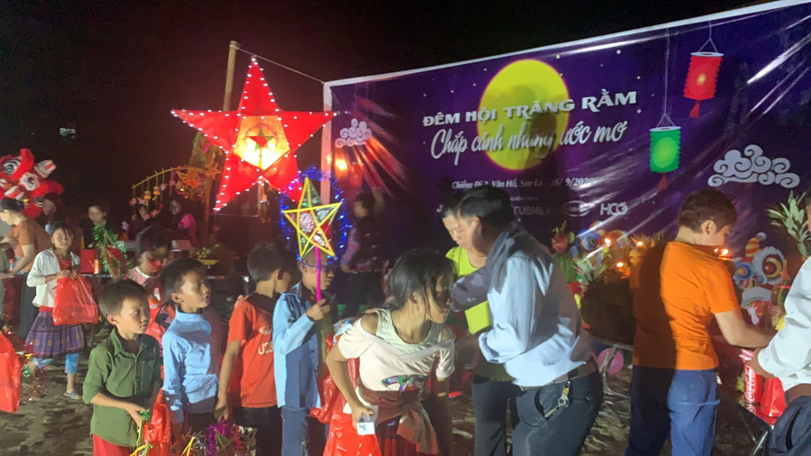 250 suất quà trung thu được trao các bé tại Chương trình “Đêm hội trằng rằm – Chắp cánh những ước mơ” tại Bản Chiềng Đi 2 Sơn La