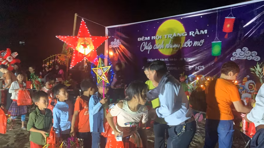 250 suất quà trung thu được trao các bé tại Chương trình “Đêm hội trằng rằm – Chắp cánh những ước mơ” tại Bản Chiềng Đi 2 Sơn La