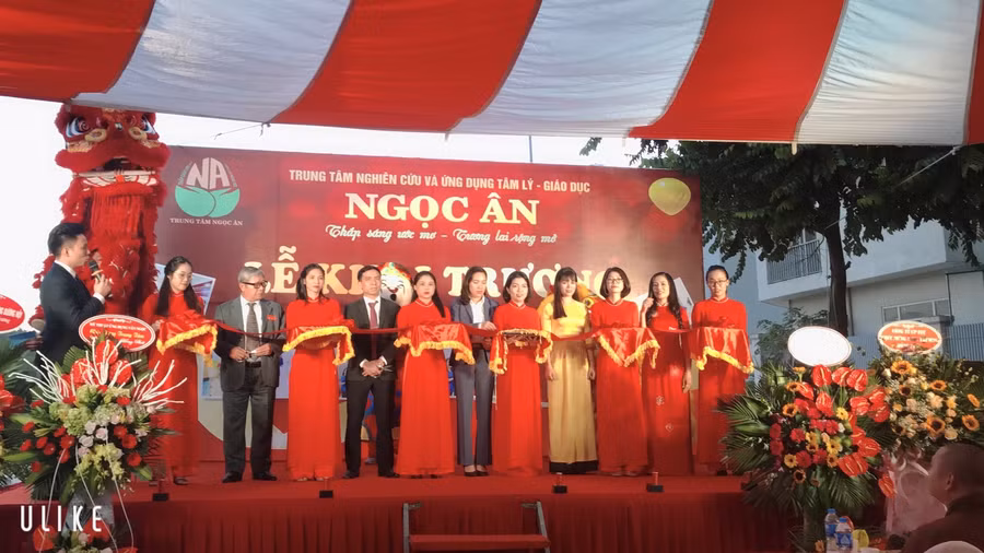 Các vị đại biểu và địa diện Trung tâm cắt băng khánh thành.