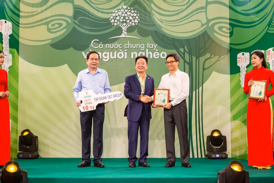 Đại diện Tập đoàn T&T Group – Chủ tịch HĐQT kiêm Tổng Giám đốc Đỗ Quang Hiển trao ủng hộ 10 tỷ đồng cho Quỹ “Vì người nghèo”