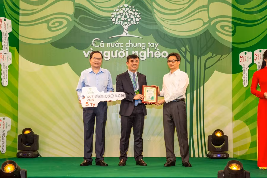 Tổng Giám đốc Nguyễn Văn Lê đại diện SHB trao tặng Quỹ “Vì người nghèo” 5 tỷ đồng, chung sức vì mục tiêu "không để ai bị bỏ lại phía sau"