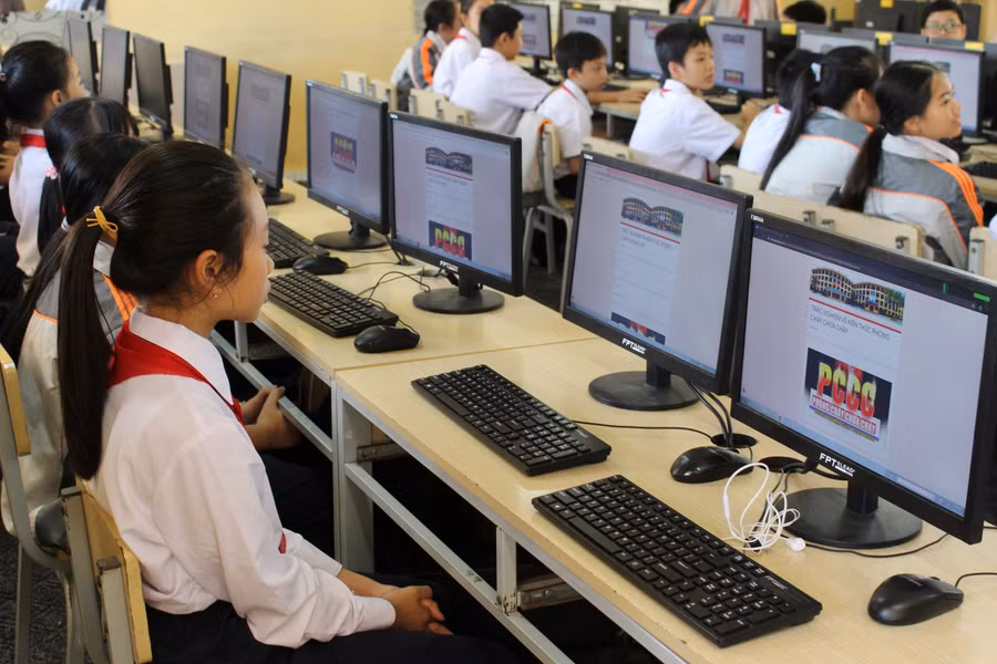 Thi online trên máy tính tại phòng tin học nhà trường