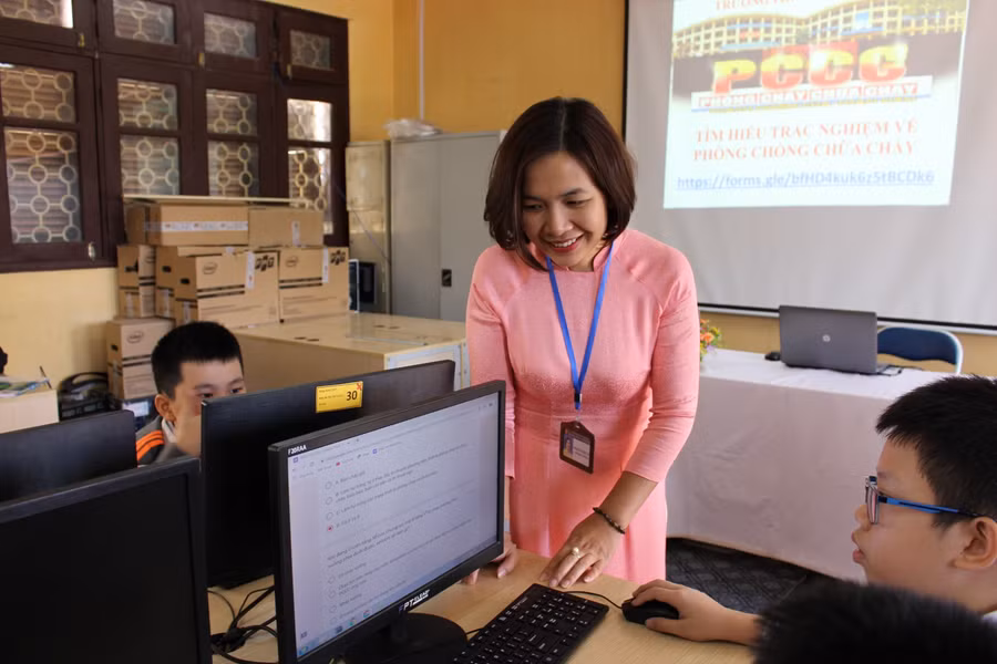 Cô Nguyễn Ngọc Anh - Phó Hiệu trưởng nhà trường hướng dẫn các em học sinh làm bài thi.