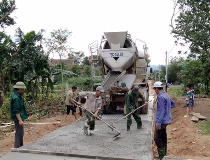 Xây dựng lại hệ thống đường xá đã góp phần thay đổi bộ mặt nông thôn mới