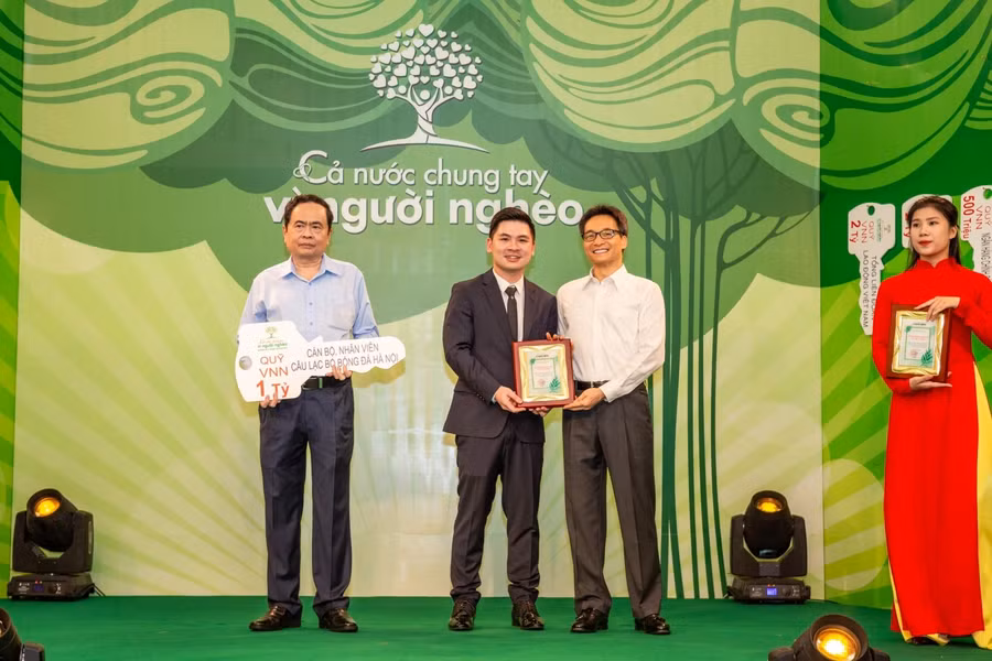 Chủ tịch CLB Đỗ Vinh Quang đại diện Hà Nội FC trao tặng ủng hộ, đồng hành cùng Quỹ "Vì người nghèo”