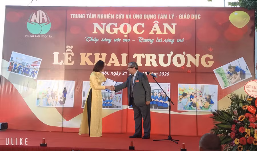 GS.TS Nguyễn Ngọc Phú-Phó Chủ tịch kiêm Tổng Thư ký Hội Khoa học Tâm lý-Giáo dục Việt Nam trao quyết định thành lập cho Trung tâm.