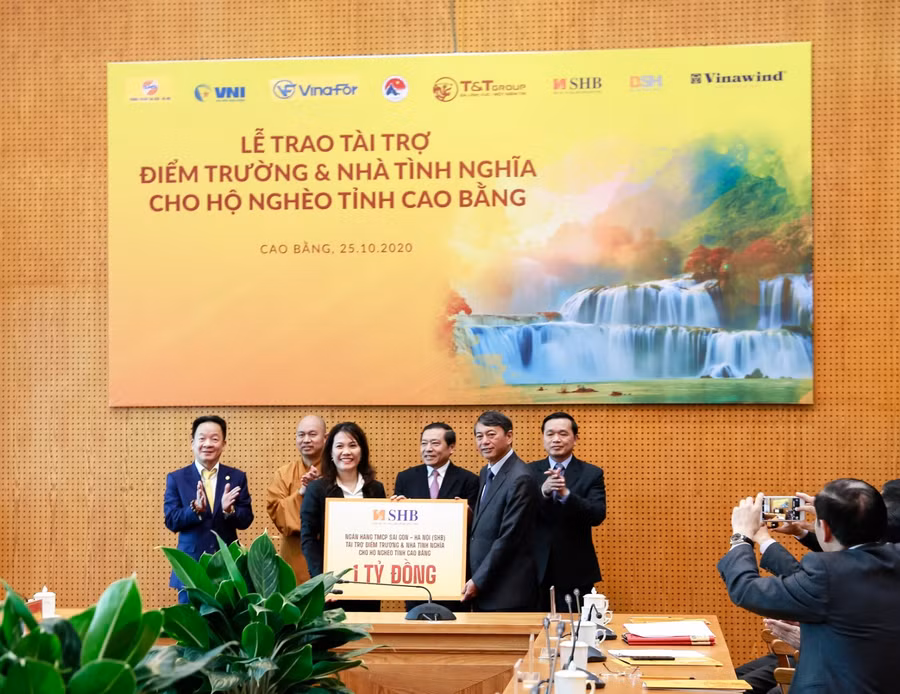 Phó TGĐ Ninh Thị Lan Phương đại diện Ngân hàng SHB ủng hộ 1 tỷ đồng, chia sẻ khó khăn, vất vả cùng người dân tỉnh Cao Bằng.