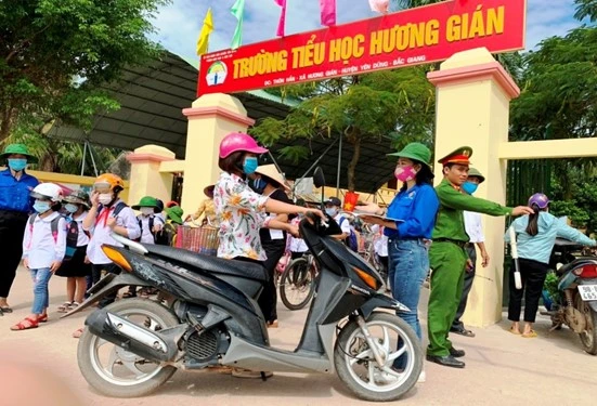 Mô hình “ Cổng trường An toàn giao thông - Thân thiện” có sự phối hợp giữa nhà trường với Ban công an, Đoàn thanh niên xã Hương Gián và phụ huynh học sinh 