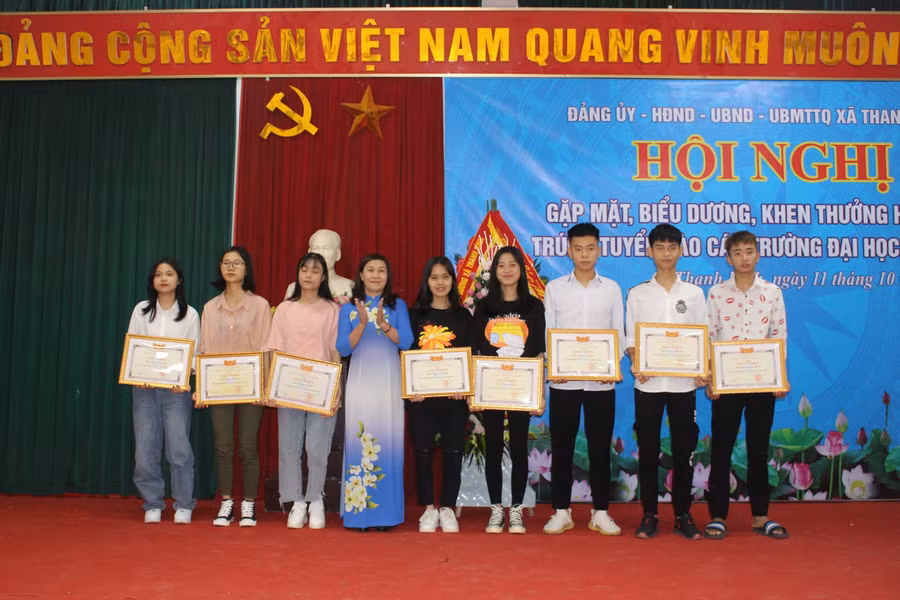 Khen thưởng các em học sinh xã Thanh Bình đỗ vào các trường Đại học, Học viện tại kỳ thi THPT Quốc gia năm 2020