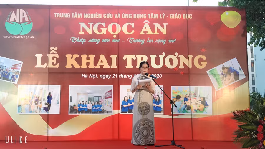 Bà Nguyễn Thị Hoàng Yến-Chánh Văn phòng Hội khoa học Tâm ý giáo dục Việt Nam công bố quyết định thành lập Trung tâm.