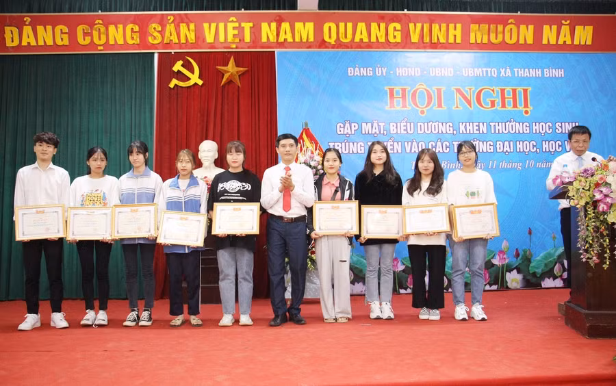Các đại biểu tham dự buổi lễ khen thưởng các tân sinh viên của Xã Thanh Bình huyện Chương Mỹ