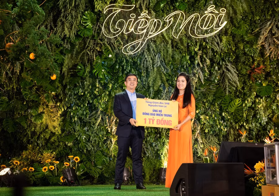 Ông Nguyễn Văn Lê – Tổng Giám đốc Ngân hàng SHB ủng hộ 1 tỷ đồng tiếp sức đồng bào miền Trung