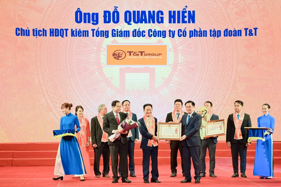 Ông Đỗ Quang Hiển - Chủ tịch HĐQT kiêm TGĐ Tập đoàn T&T Group vinh dự được Đảng và Nhà nước trao tặng Huân chương Lao động hạng Nhất vì những đóng góp tích cực vào sự nghiệp xây dựng chủ nghĩa xã hội và bảo vệ Tổ Quốc.