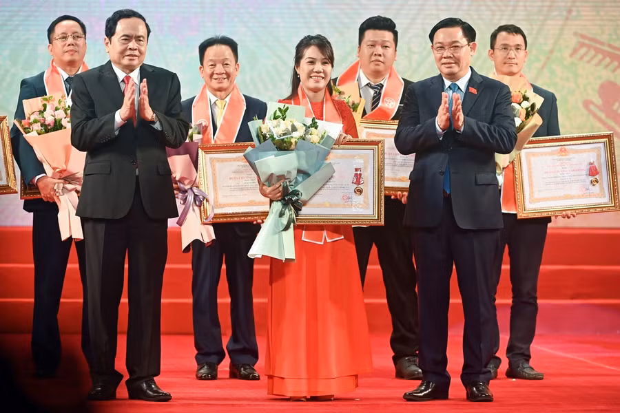 Bà Ninh Thị Lan Phương - Phó TGĐ Ngân hàng SHB vinh dự nhận Huân chương Lao động hạng Ba.