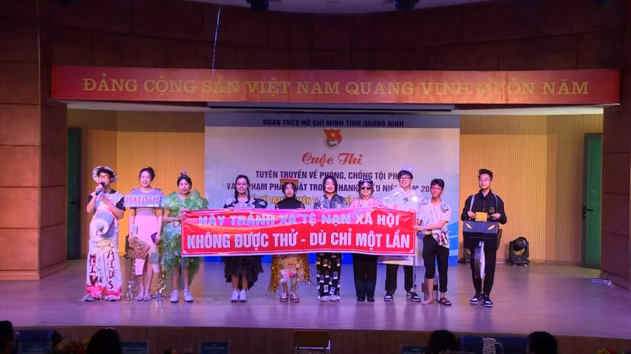 Phần thi giới thiệu của đội thi TP Cẩm Phả.