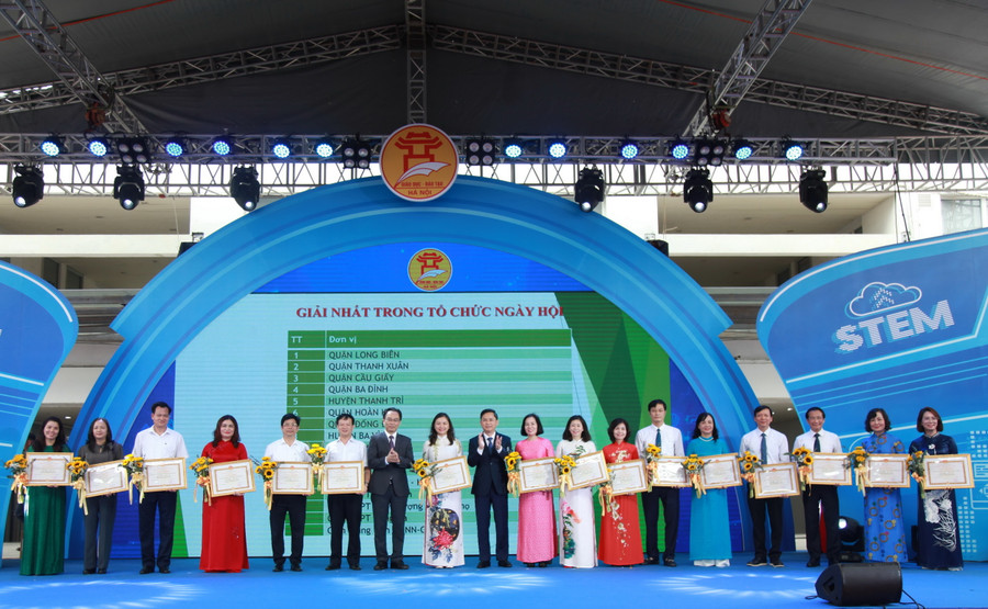 Thứ trưởng Bộ GD&ĐT Hoàng Minh Sơn và Phó Chủ tịch UBND TP Hà Nội Hà Minh Hải trao giải Nhất trong tổ chức ngày hội cho các đơn vị. Thứ trưởng Bộ GD&ĐT Hoàng Minh Sơn và Phó Chủ tịch UBND TP Hà Nội Hà Minh Hải trao giải Nhất trong tổ chức ngày hội cho các đơn vị.
