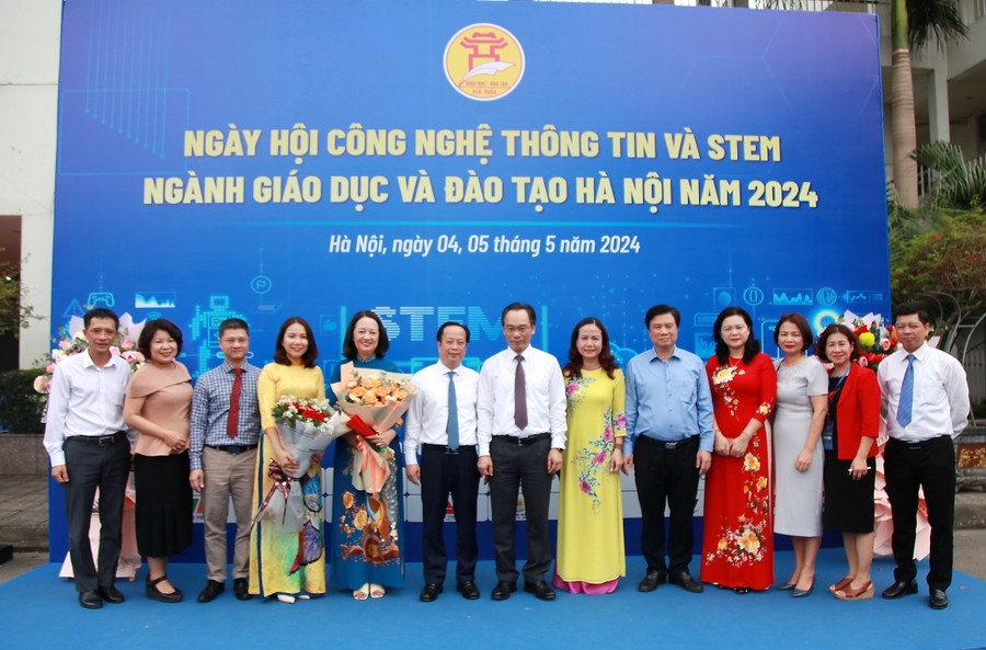 Ban tổ chức chụp ảnh lưu niệm cùng các đại biểu, giáo viên tham dự ngày hội. Ban tổ chức chụp ảnh lưu niệm cùng các đại biểu, giáo viên tham dự ngày hội.