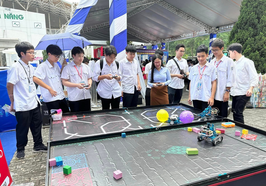 Giáo viên, học sinh hào hứng trải nghiệm sản phẩm giáo dục STEM.