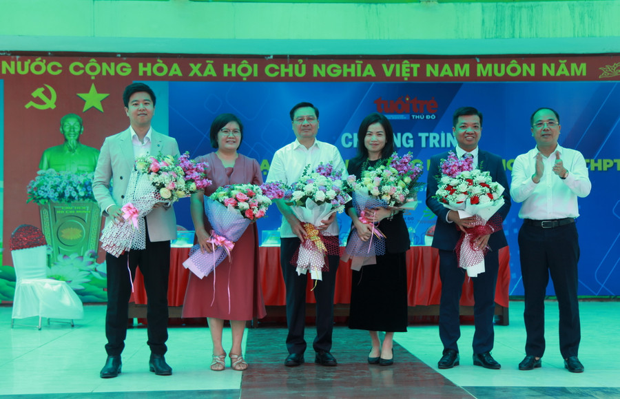 Ban tổ chức tặng hoa các khách mời tham dự chương trình.