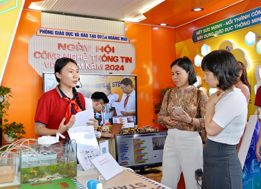 Học sinh giới thiệu về các sản phẩm ứng dụng CNTT và STEM. Học sinh giới thiệu về các sản phẩm ứng dụng CNTT và STEM.