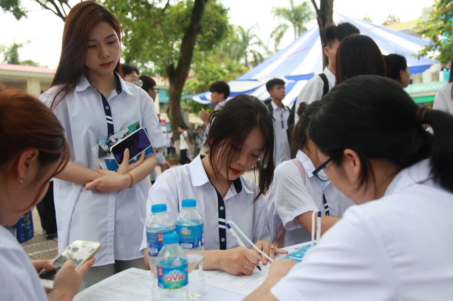 Học sinh tham quan các gian trưng bày.