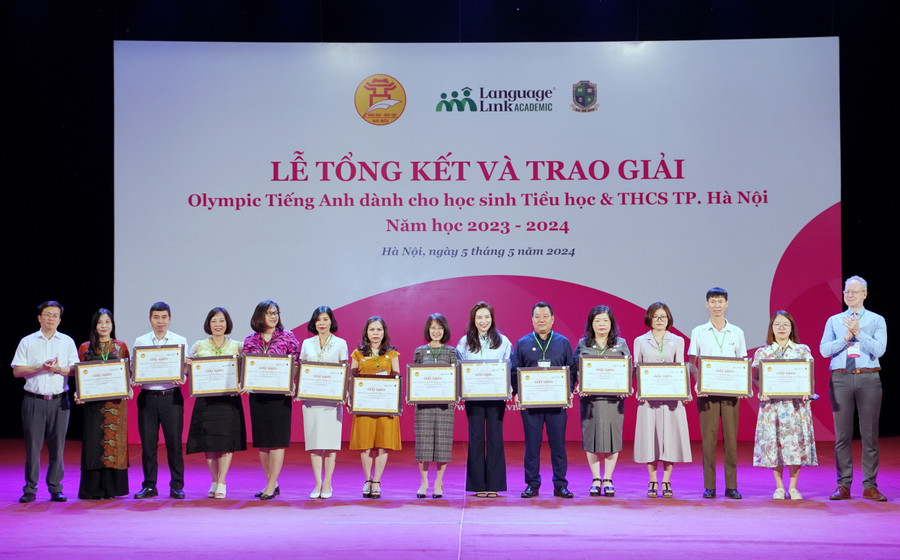 Ban tổ chức trao 15 giải tập thể cho các Phòng GD&amp;ĐT đạt thành tích xuất sắc trong cuộc thi.