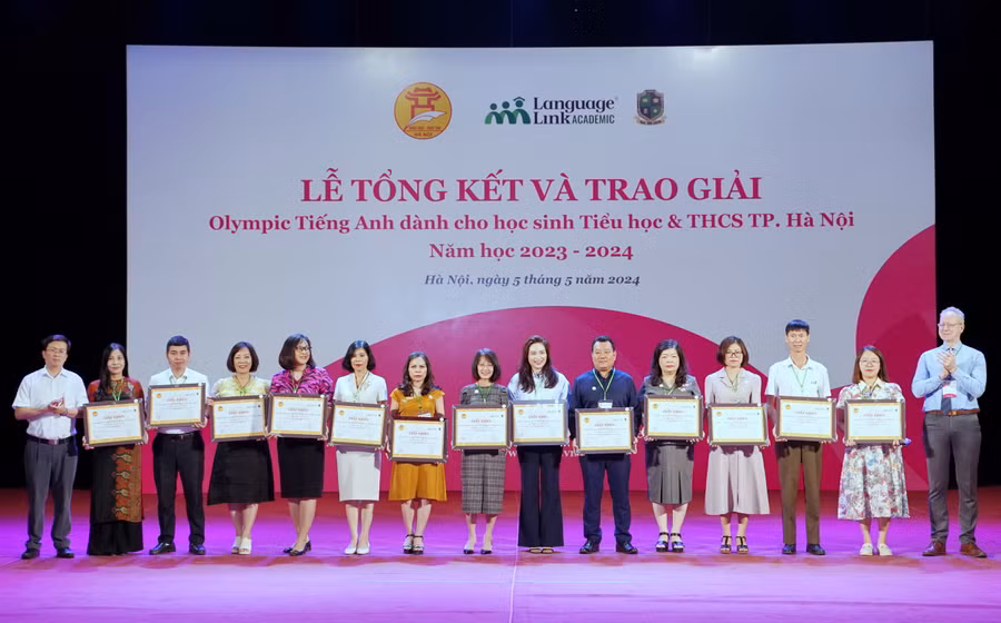 Ban tổ chức trao 15 giải tập thể cho các Phòng GD&amp;ĐT đạt thành tích xuất sắc trong cuộc thi.