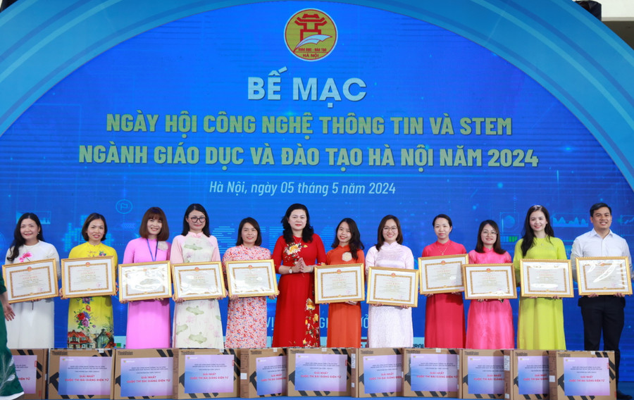 Phó Giám đốc Sở GD&ĐT Hà Nội Trần Lưu Hoa tặng giấy khen cho các giáo viên đoạt giải Nhất cuộc thi thiết kế bài giảng điện tử, bài giảng điện tử STEM Phó Giám đốc Sở GD&ĐT Hà Nội Trần Lưu Hoa tặng giấy khen cho các giáo viên đoạt giải Nhất cuộc thi thiết kế bài giảng điện tử, bài giảng điện tử STEM