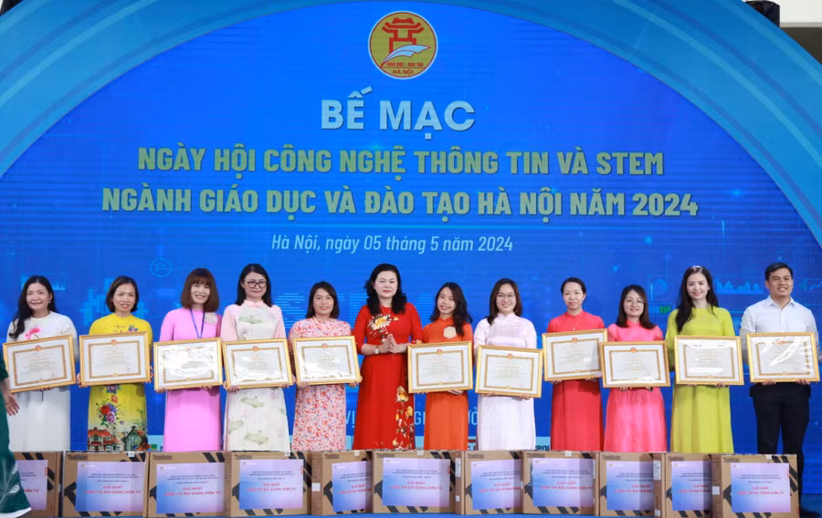 Phó Giám đốc Sở GD&amp;ĐT Hà Nội Trần Lưu Hoa tặng giấy khen cho các giáo viên đoạt giải Nhất cuộc thi thiết kế bài giảng điện tử, bài giảng điện tử STEM