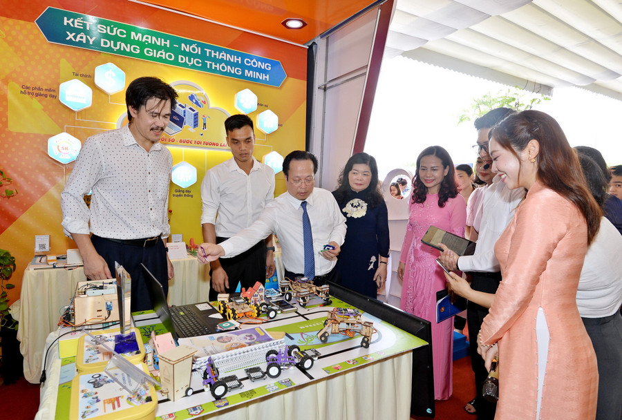 Ban tổ chức tham quan các gian trưng bày trong thời gian diễn ra ngày hội. Ban tổ chức tham quan các gian trưng bày trong thời gian diễn ra ngày hội.