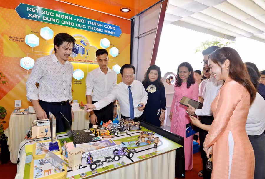 Ban tổ chức tham quan các gian trưng bày trong thời gian diễn ra ngày hội.