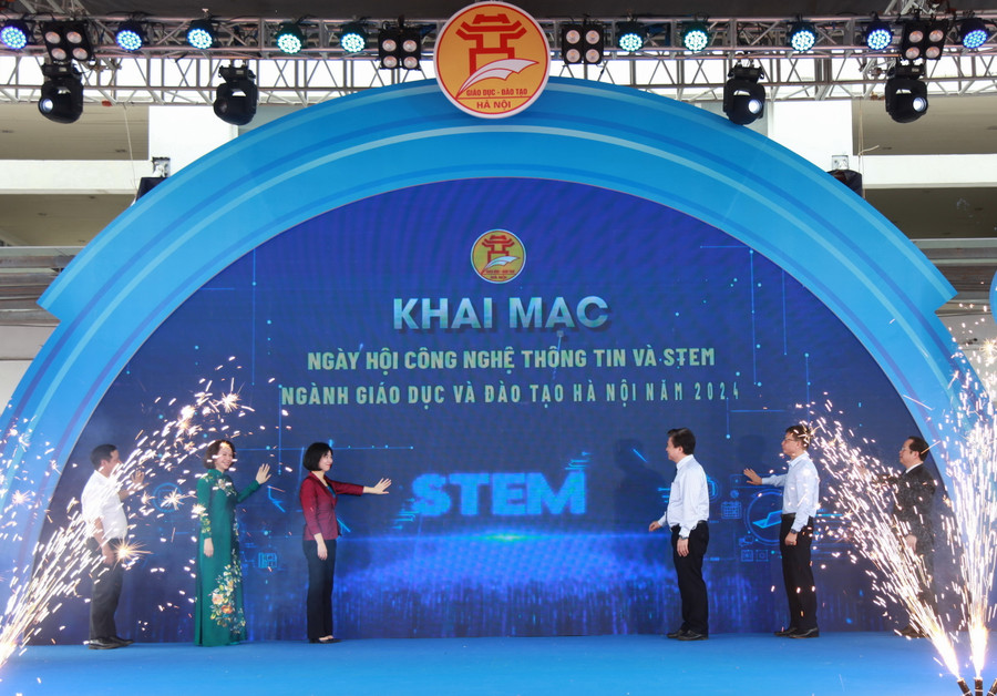 Các đại biểu thực hiện nghi thức bấm nút khai mạc ngày hội.