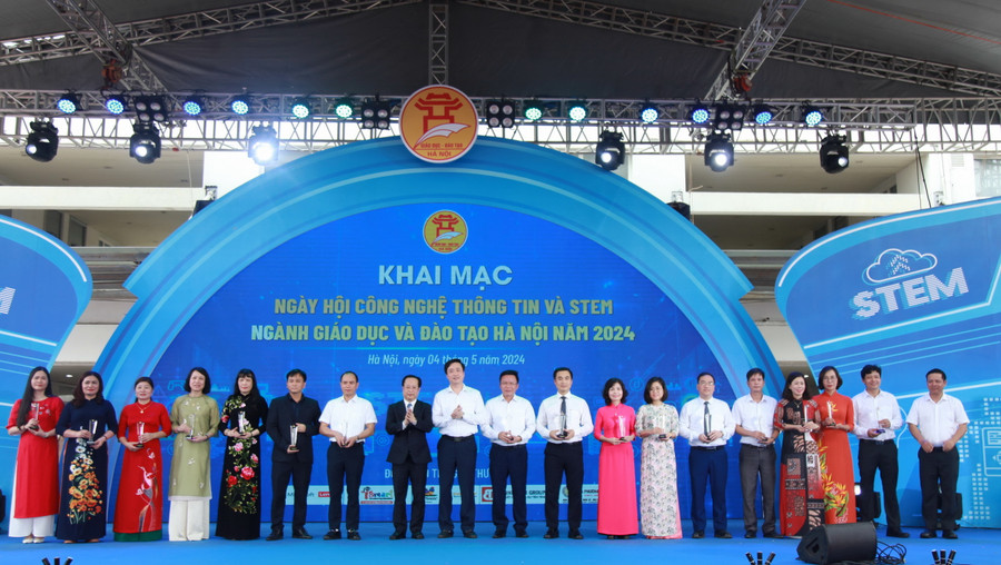 Giám đốc Sở GD&amp;ĐT Hà Nội Trần Thế Cương trao biểu trưng cho các đơn vị.