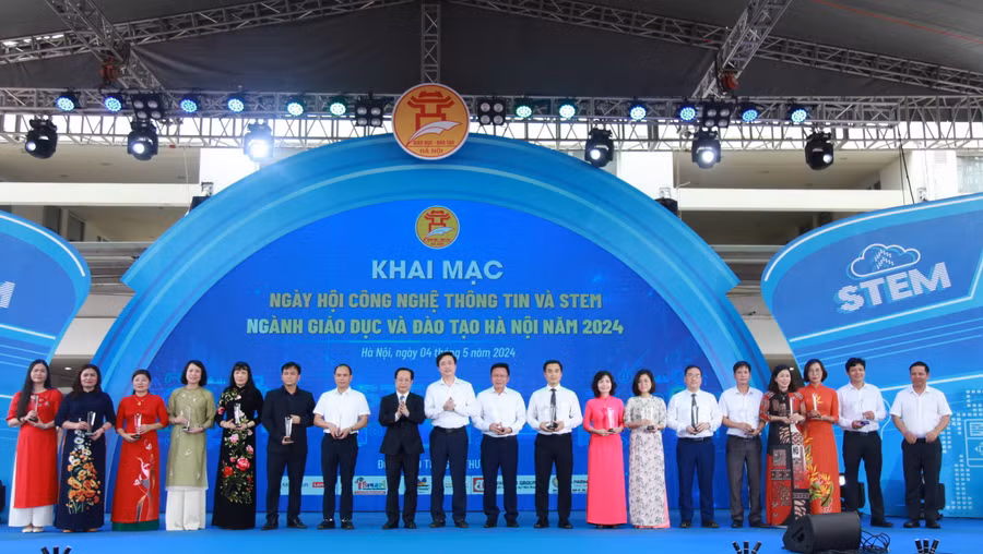 Giám đốc Sở GD&amp;ĐT Hà Nội Trần Thế Cương trao biểu trưng cho các đơn vị.