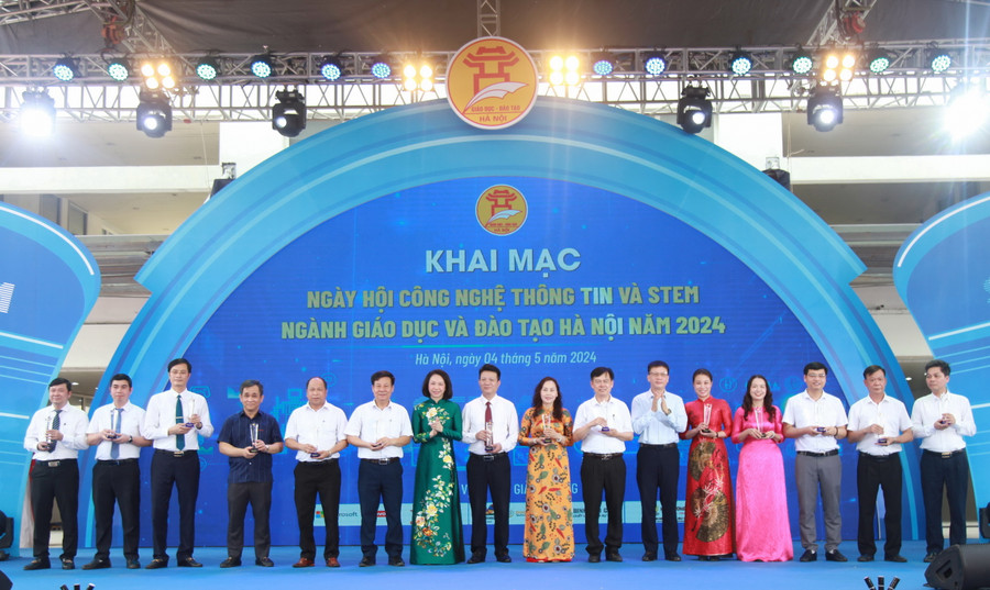 Phó Chủ tịch UBND TP Hà Nội Vũ Thu Hà, Chủ tịch Công đoàn Giáo dục Việt Nam Nguyễn Ngọc Ân trao biểu trưng cho các đơn vị.