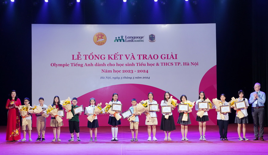 Ban tổ chức trao giải Nhất cho các thí sinh.