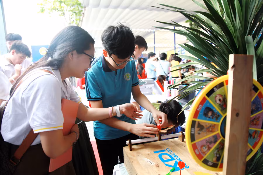 Học sinh thích thú tham gia trải nghiệm tại Ngày hội