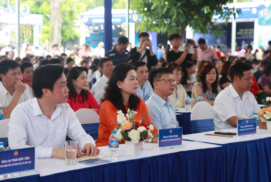 Các đại biểu dự lễ khai mạc.