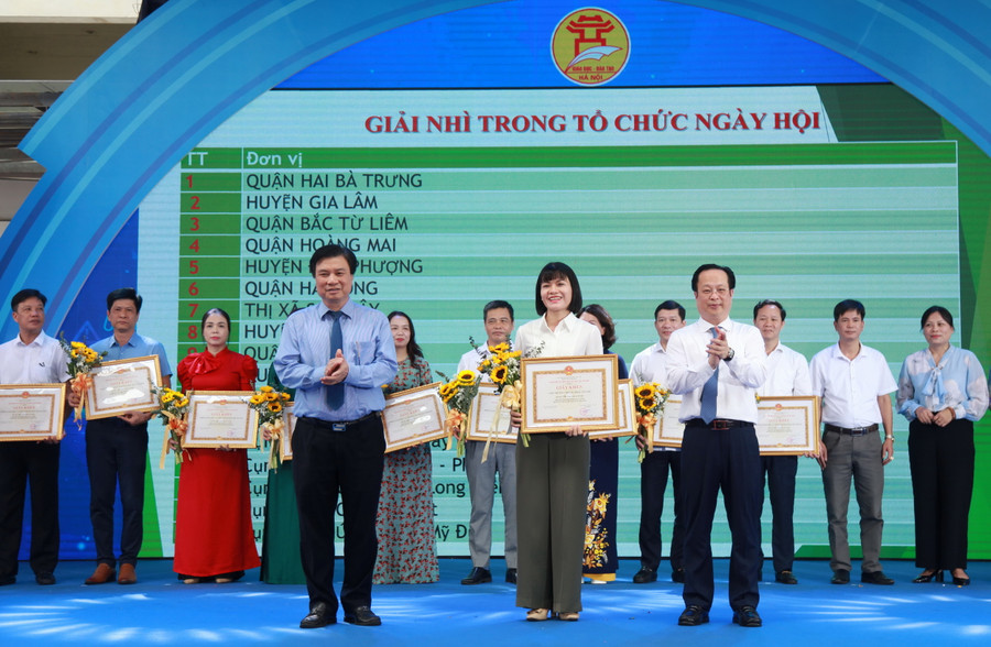 Nguyên Thứ trưởng Bộ GD&ĐT Nguyễn Hữu Độ, Giám đốc Sở GD&ĐT Hà Nội Trần Thế Cương tặng giấy khen cho các đơn vị đoạt giải Nhì trong tổ chức ngày hội. Nguyên Thứ trưởng Bộ GD&ĐT Nguyễn Hữu Độ, Giám đốc Sở GD&ĐT Hà Nội Trần Thế Cương tặng giấy khen cho các đơn vị đoạt giải Nhì trong tổ chức ngày hội.