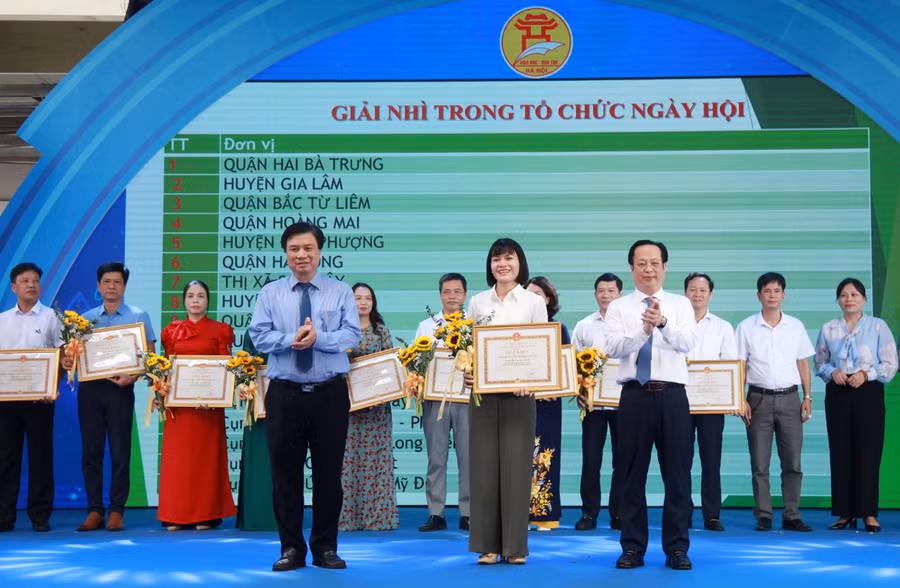 Nguyên Thứ trưởng Bộ GD&amp;ĐT Nguyễn Hữu Độ, Giám đốc Sở GD&amp;ĐT Hà Nội Trần Thế Cương tặng giấy khen cho các đơn vị đoạt giải Nhì trong tổ chức ngày hội.