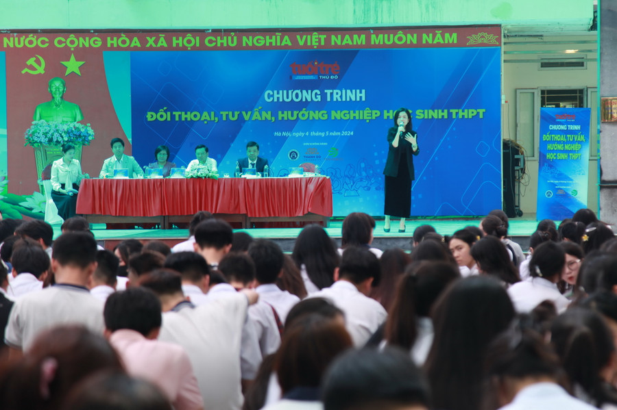 Hơn 1000 học sinh Hà Nội dự chương trình tư vấn hướng nghiệp.