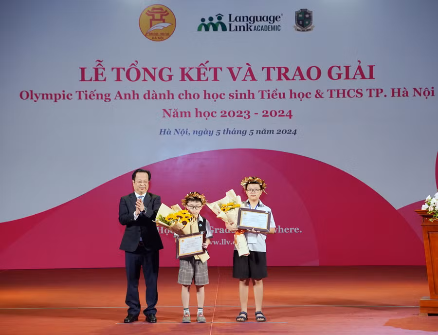 Giám đốc Sở GD&ĐT Hà Nội Trần Thế Cương trao giải Đặc biệt cho các thí sinh.