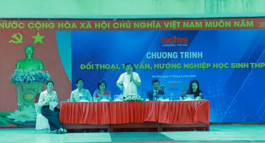 TS Phạm Như Nghệ - Phó Vụ trưởng Vụ Giáo dục Đại học giải đáp thắc mắc cho các thí sinh.
