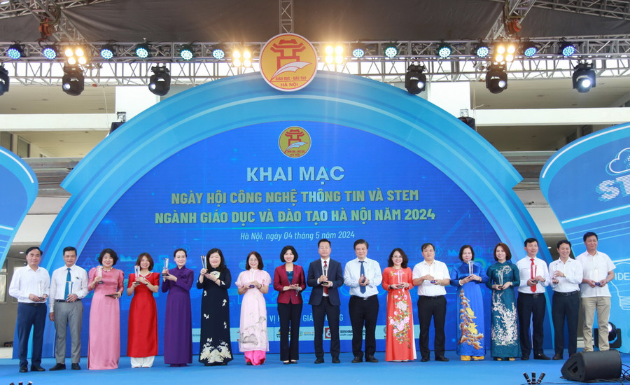 Nguyên Thứ trưởng Bộ GD&amp;ĐT Nguyễn Hữu Độ, Phó Chủ tịch HĐND TP Hà Nội Phùng Thị Hồng Hà trao biểu trưng cho các đơn vị.