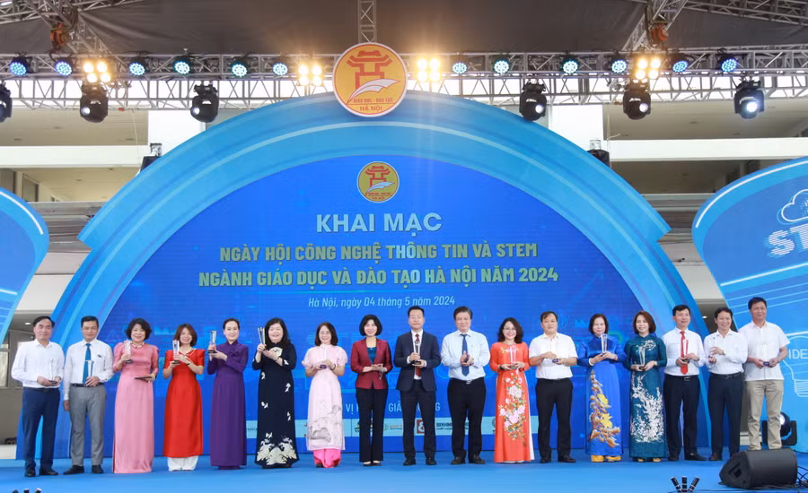 Nguyên Thứ trưởng Bộ GD&amp;ĐT Nguyễn Hữu Độ, Phó Chủ tịch HĐND TP Hà Nội Phùng Thị Hồng Hà trao biểu trưng cho các đơn vị.