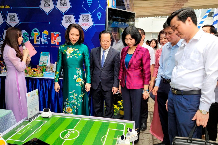 Đại biểu Bộ GD&amp;ĐT và thành phố Hà Nội tham quan các gian trưng bày.