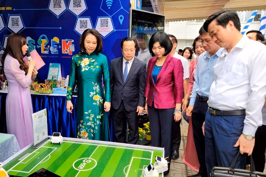 Đại biểu Bộ GD&amp;ĐT và thành phố Hà Nội tham quan các gian trưng bày.