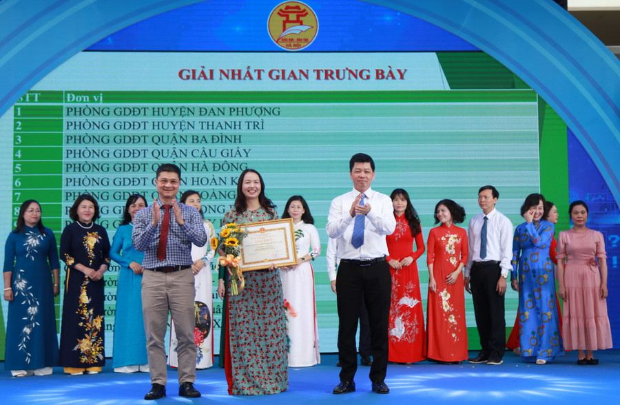 Phó Cục trưởng Cục Công nghệ thông tin Tô Hồng Nam, Phó Giám đốc Sở GD&ĐT Hà Nội Phạm Quốc Toản trao giải Nhất gian trưng bày cho các đơn vị. Phó Cục trưởng Cục Công nghệ thông tin Tô Hồng Nam, Phó Giám đốc Sở GD&ĐT Hà Nội Phạm Quốc Toản trao giải Nhất gian trưng bày cho các đơn vị.