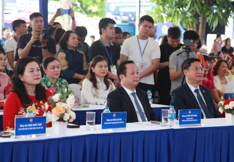 Các đại biểu dự lễ bế mạc. Các đại biểu dự lễ bế mạc.