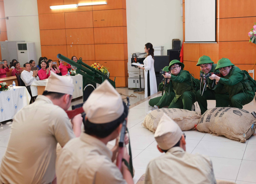 Hình ảnh chiến đấu gian khổ, hy sinh của thế hệ ông cha, ý nghĩa lịch sử của chiến dịch huyền thoại đã để lại nhiều dư âm và niềm xúc động trong thế hệ trẻ.